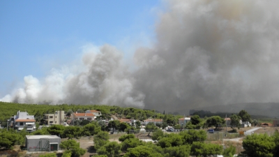 Μεγάλη φωτιά έχει εκδηλωθεί στην περιοχή Αγ. Κωνσταντίνος στο Λαύριο VIDEO